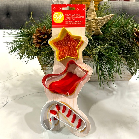 NWT Wilton Cookie Cutter Set - Picture 1 of 8